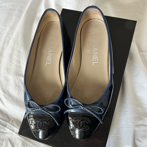 Chanel Navy and Black Patent Ballet Flats size 35 - Picture 3 of 5